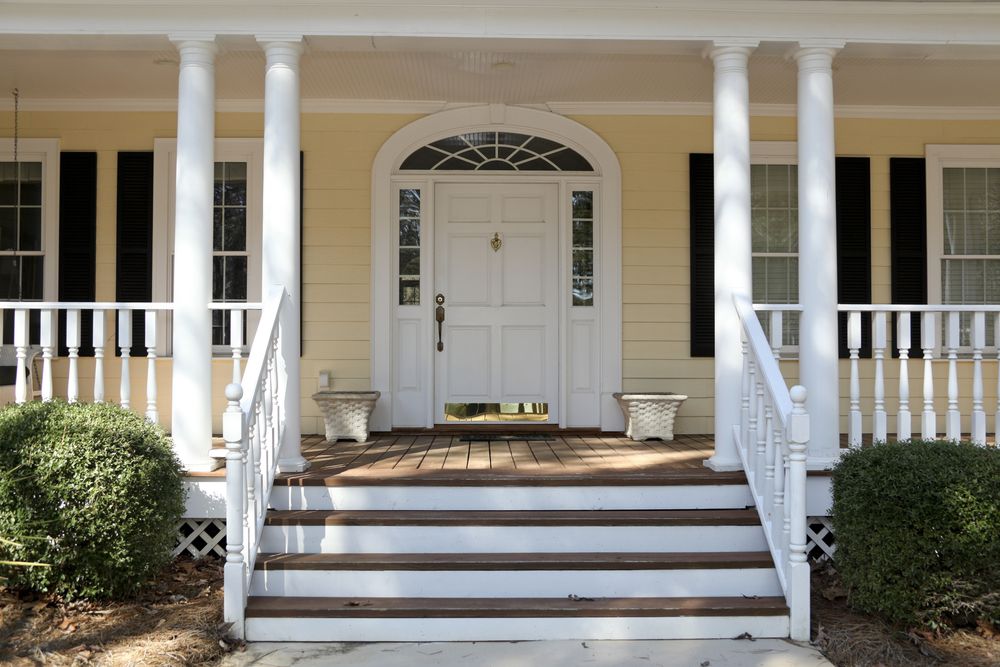 Arched transom window above door 