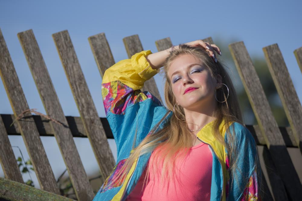 Bright makeup and sports trowel 80s outfits 
