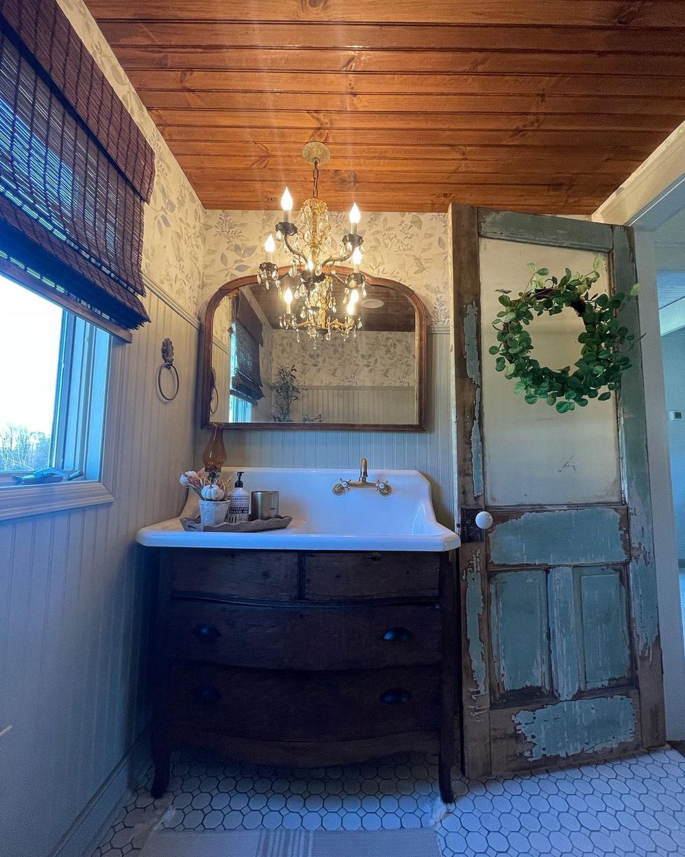 Ceiling boards in the bathroom 