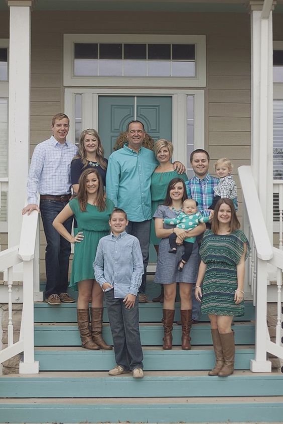 Color coodinating family photoshoot