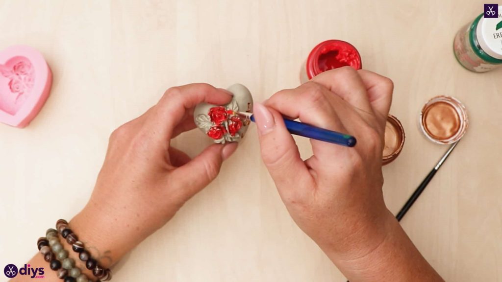 Diy concrete heart and roses add color