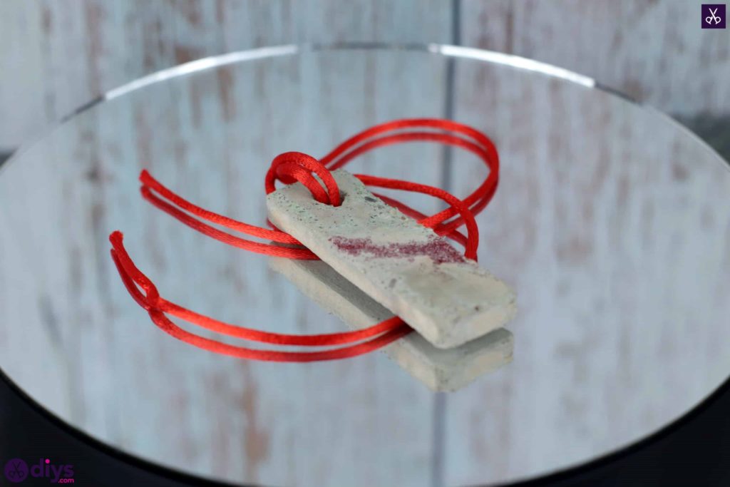Diy concrete necklace with glitter
