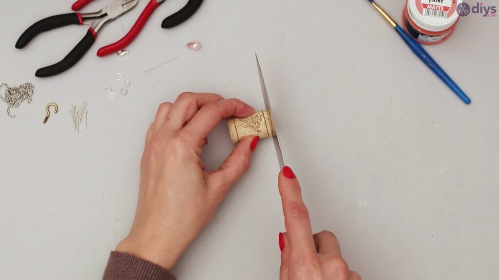 Diy wine cork necklace (1)