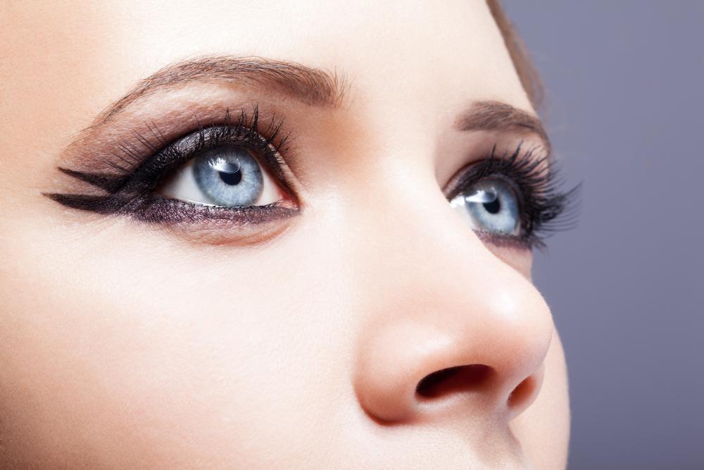 Double tail eyeliner