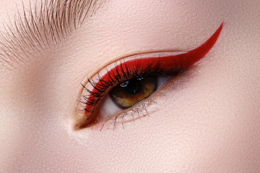 Eyeliner design red