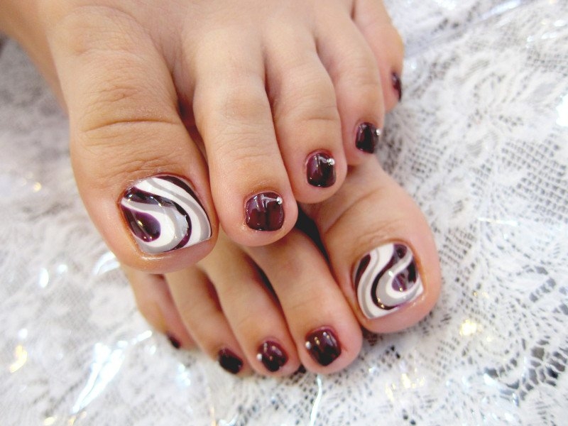 Fall and autumn toe nail art