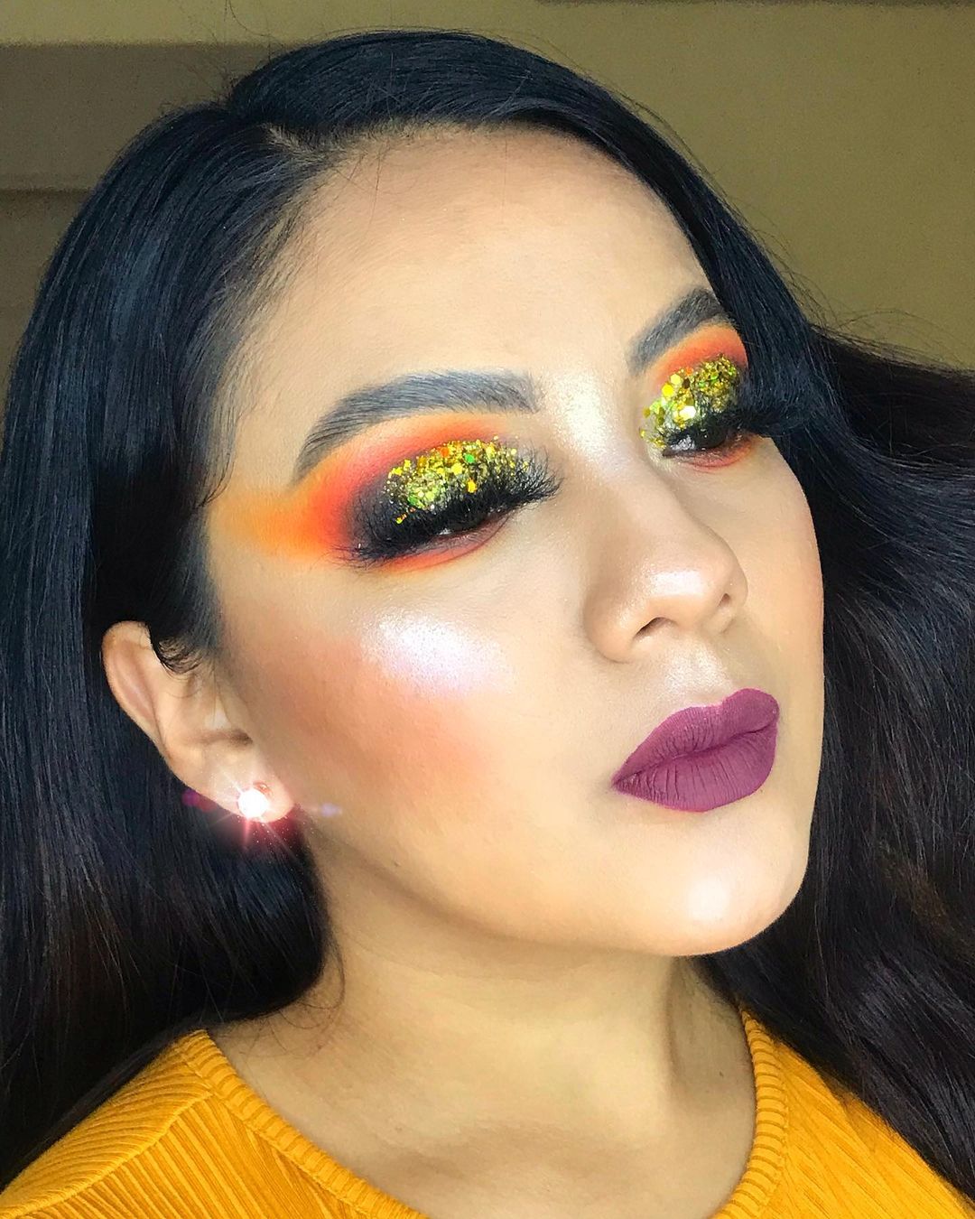 Glam halloween makeup golden glitter