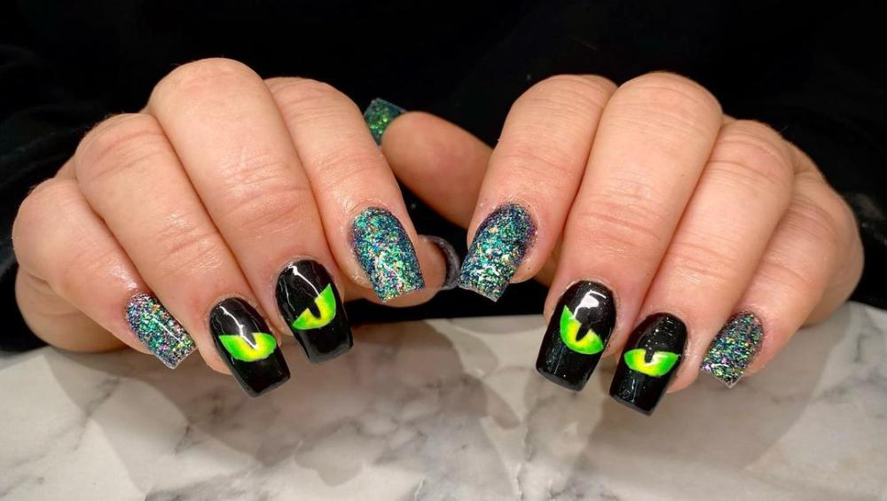 Glowing eyes halloween acrylic nails 