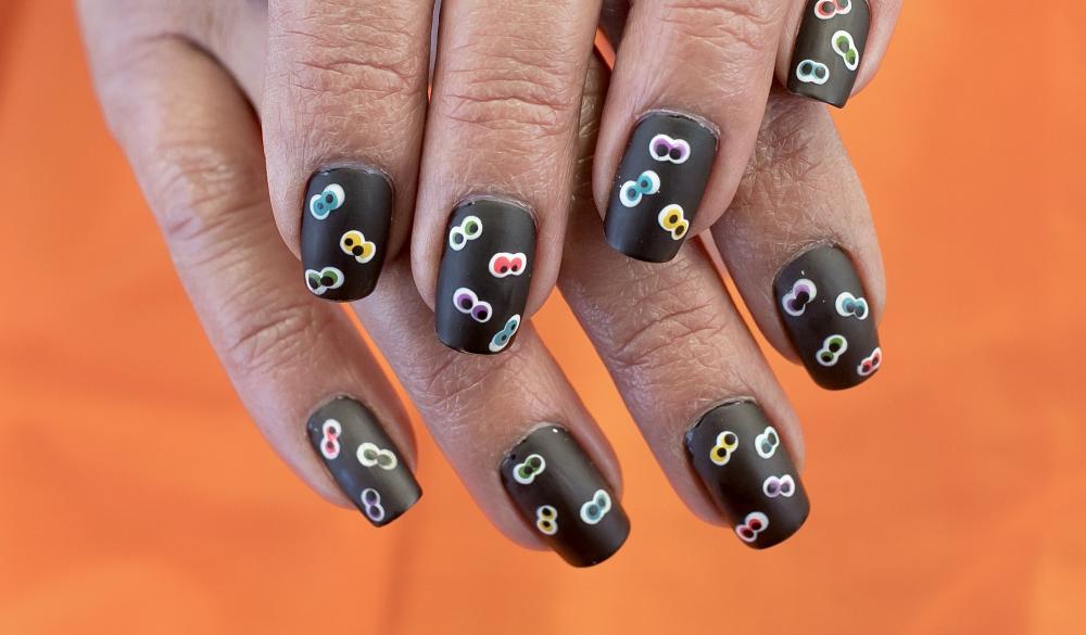 Googly eyes in the dark simple halloween nails