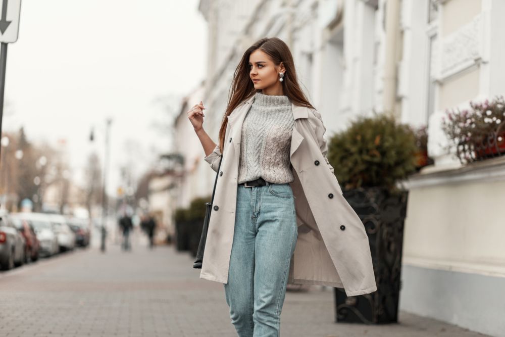 Grey trenchcoat with knitted sweater and high waist jeans