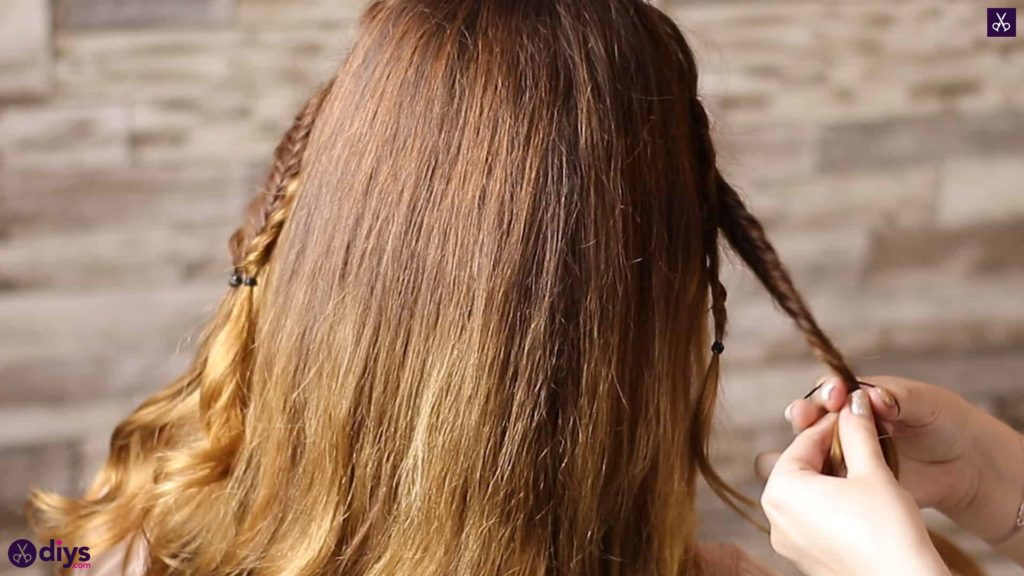 Half up, half down hairstyle for spring35
