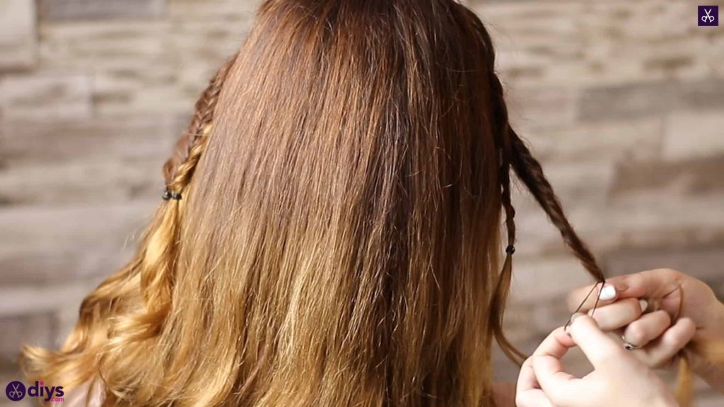 Half up, half down hairstyle for spring36