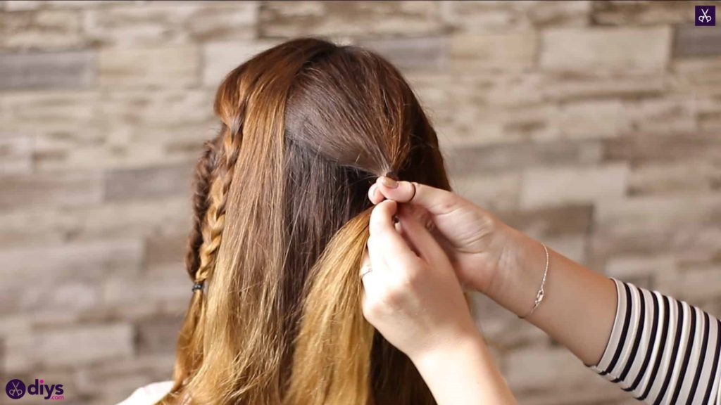 Half up, half down hairstyle for spring41