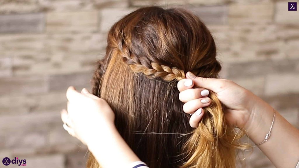 Half up, half down hairstyle for spring48