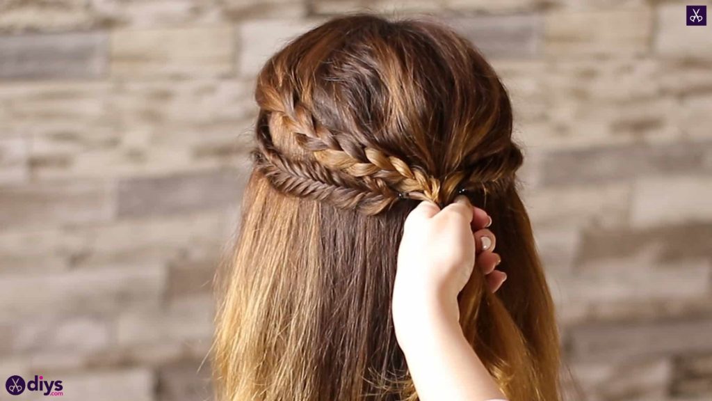 Half up, half down hairstyle for spring50