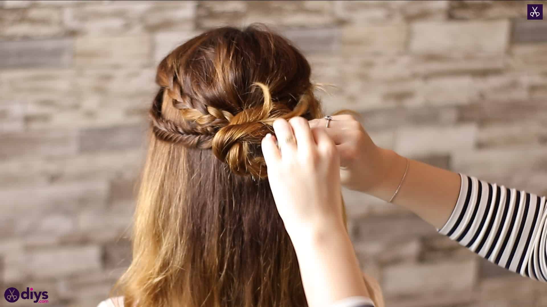 Half up, half down hairstyle for spring58
