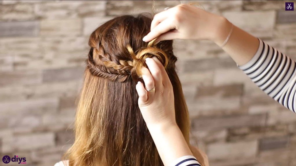 Half up, half down hairstyle for spring59
