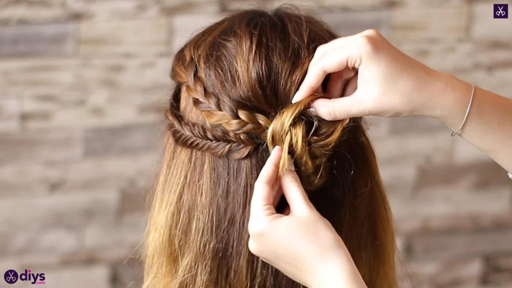 Half up, half down hairstyle for spring62