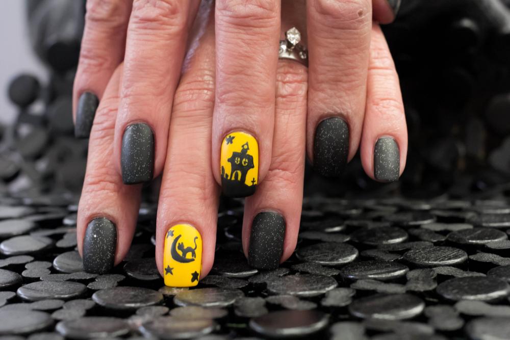 Haunted house black halloween nails
