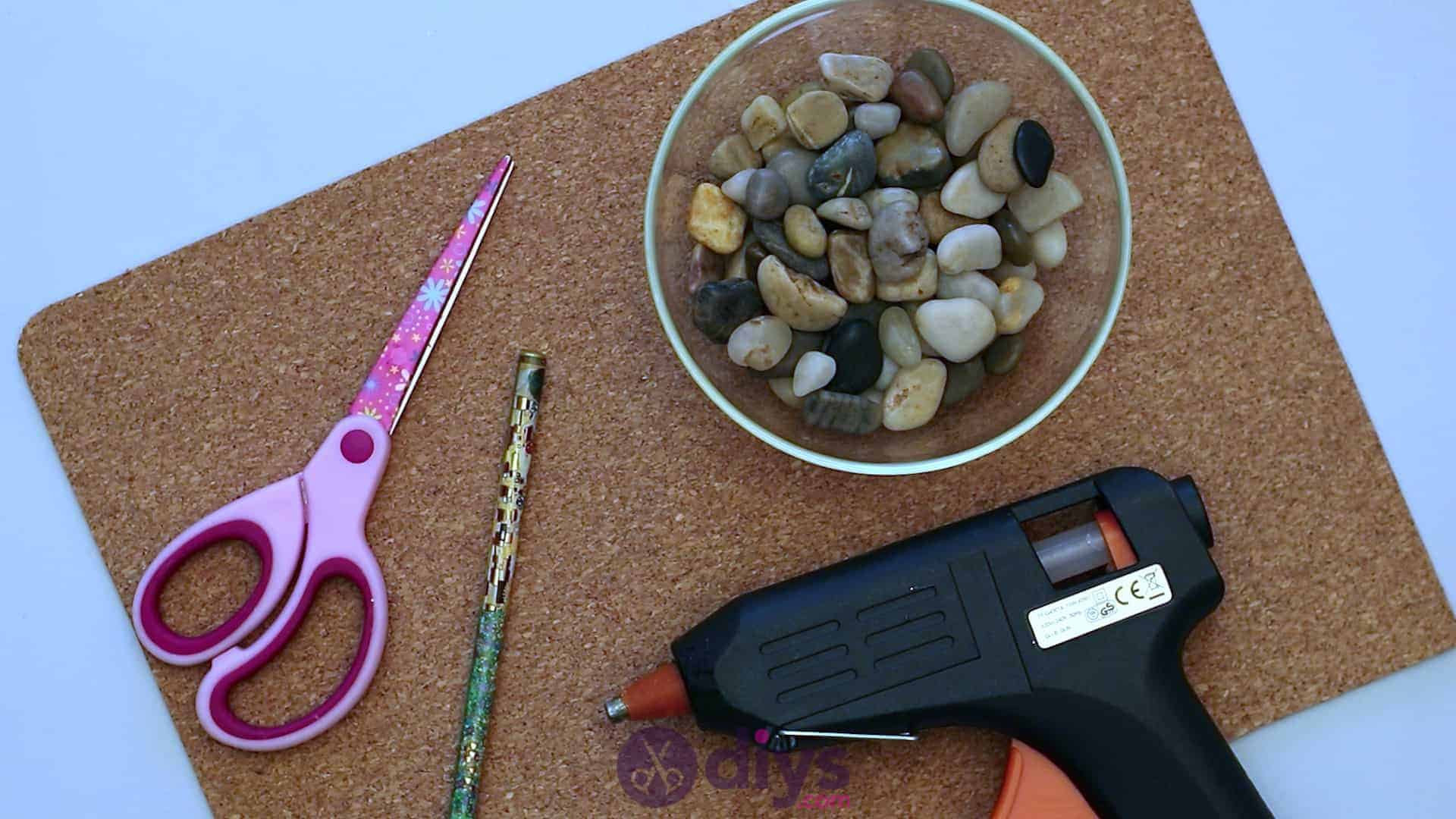 Heart shaped pebble underplate materials