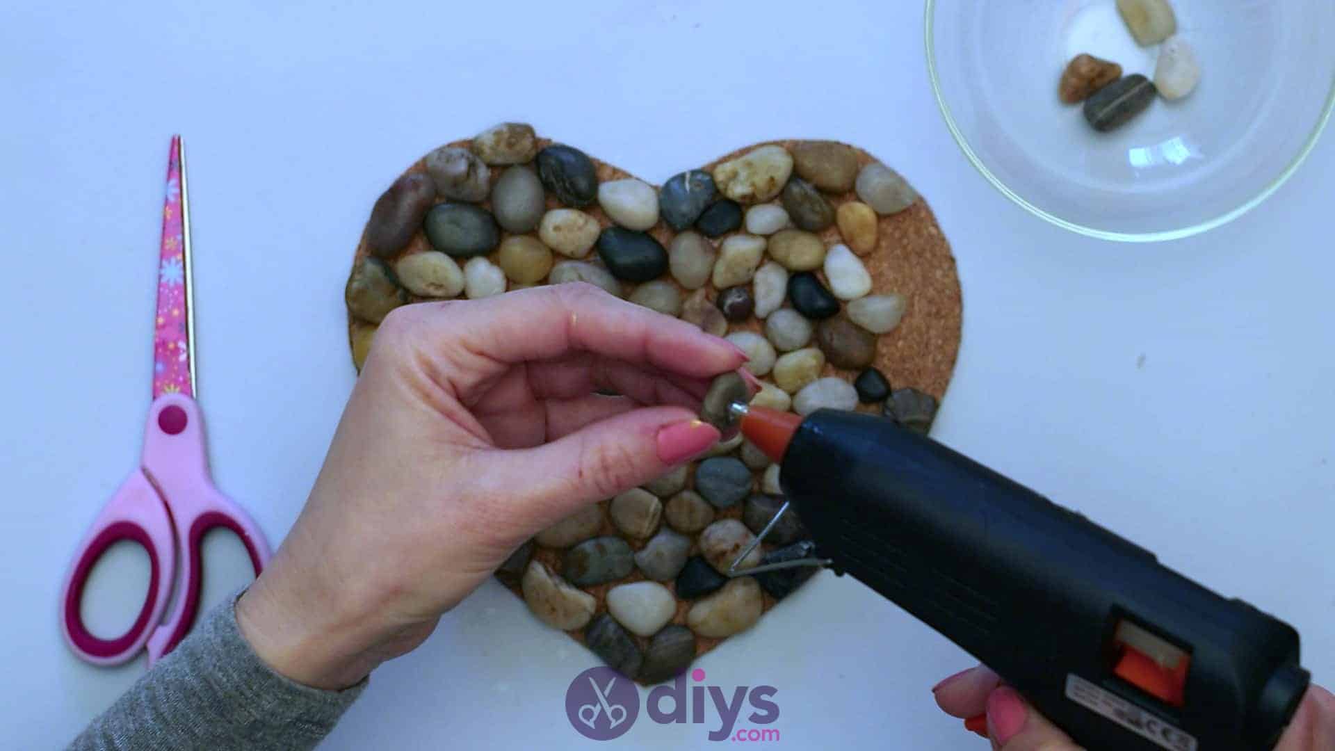 Heart shaped pebble underplate step 3o
