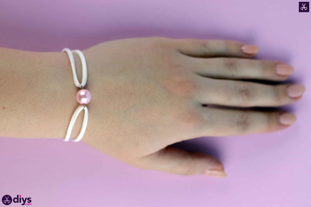 Leather bracelet with a pearl