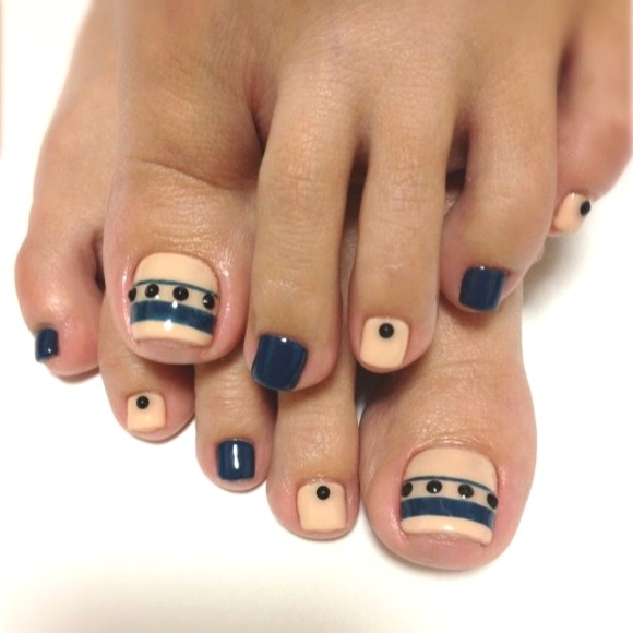 Modern stripe nail art design