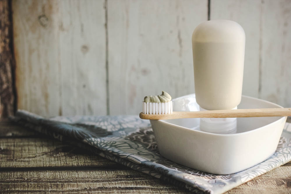Natural whitening toothpaste