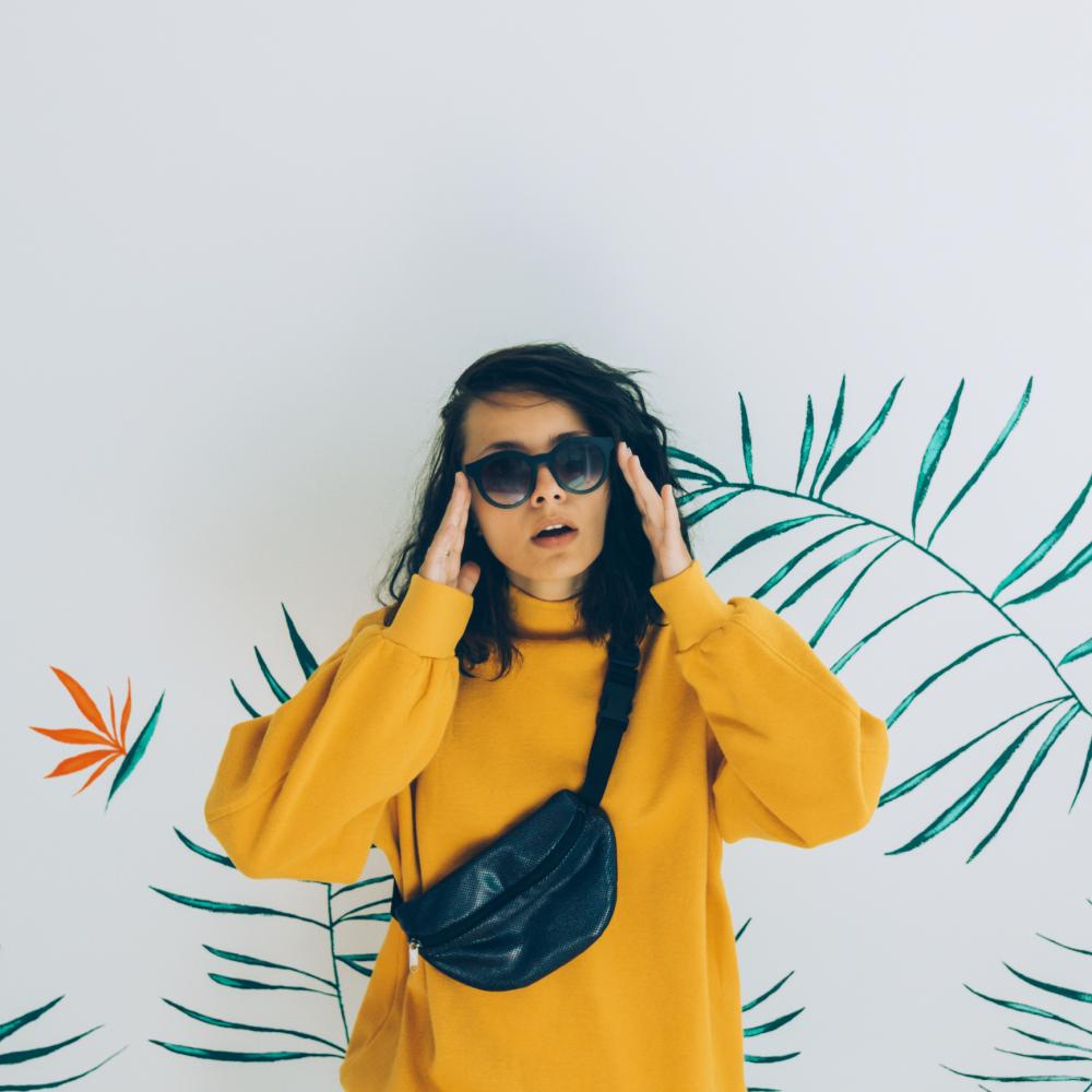 Oversized sweatshirt and belt bag 80s theme outfit