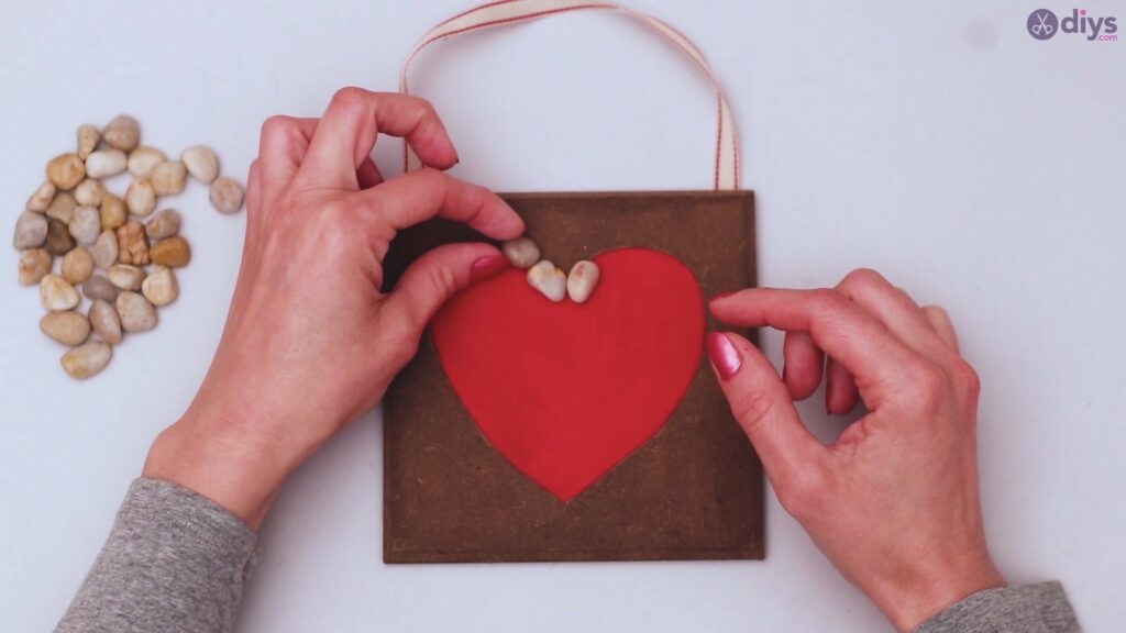 Pebble heart wall decor (14)