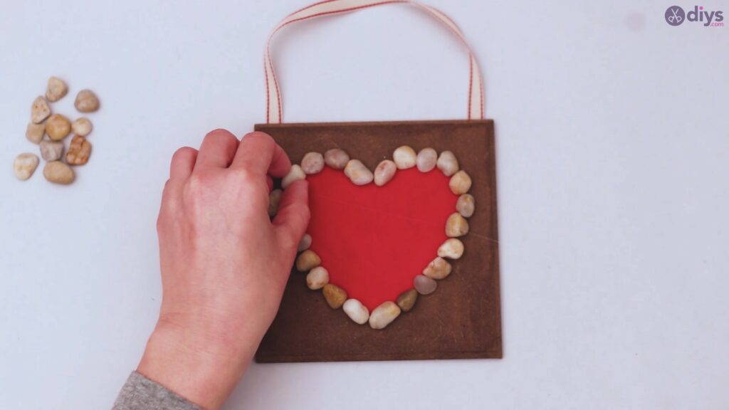Pebble heart wall decor (18)