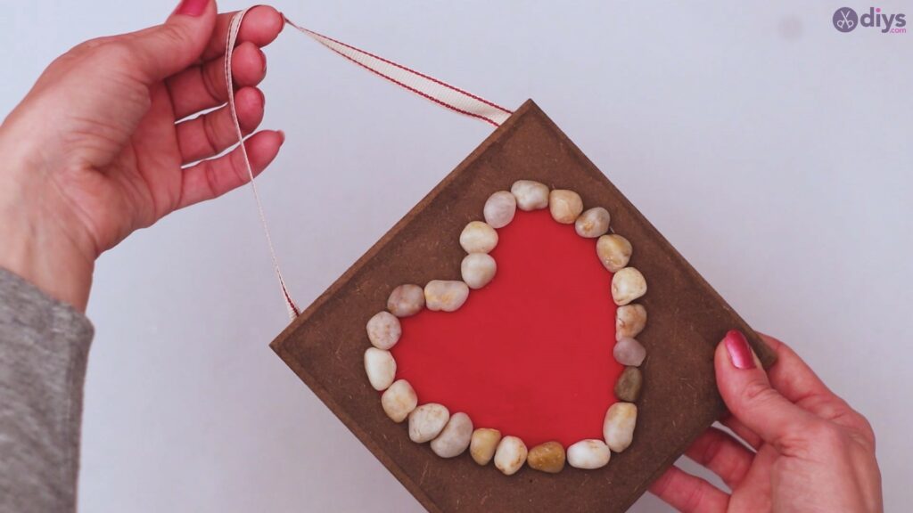 Pebble heart wall decor (21)