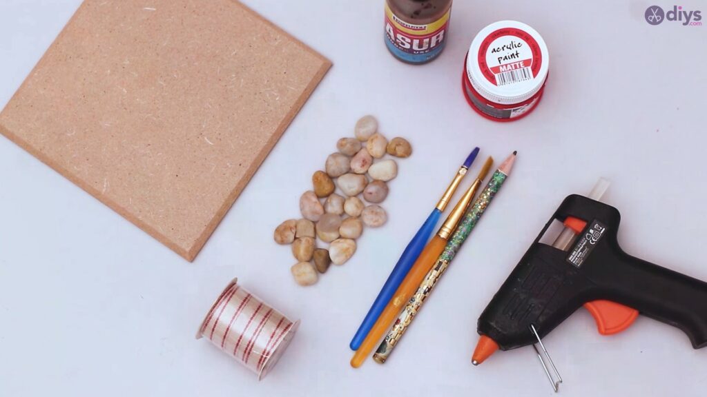Pebble heart wall decor materials