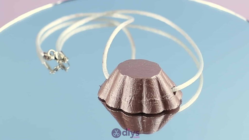 Pendant necklace from concrete