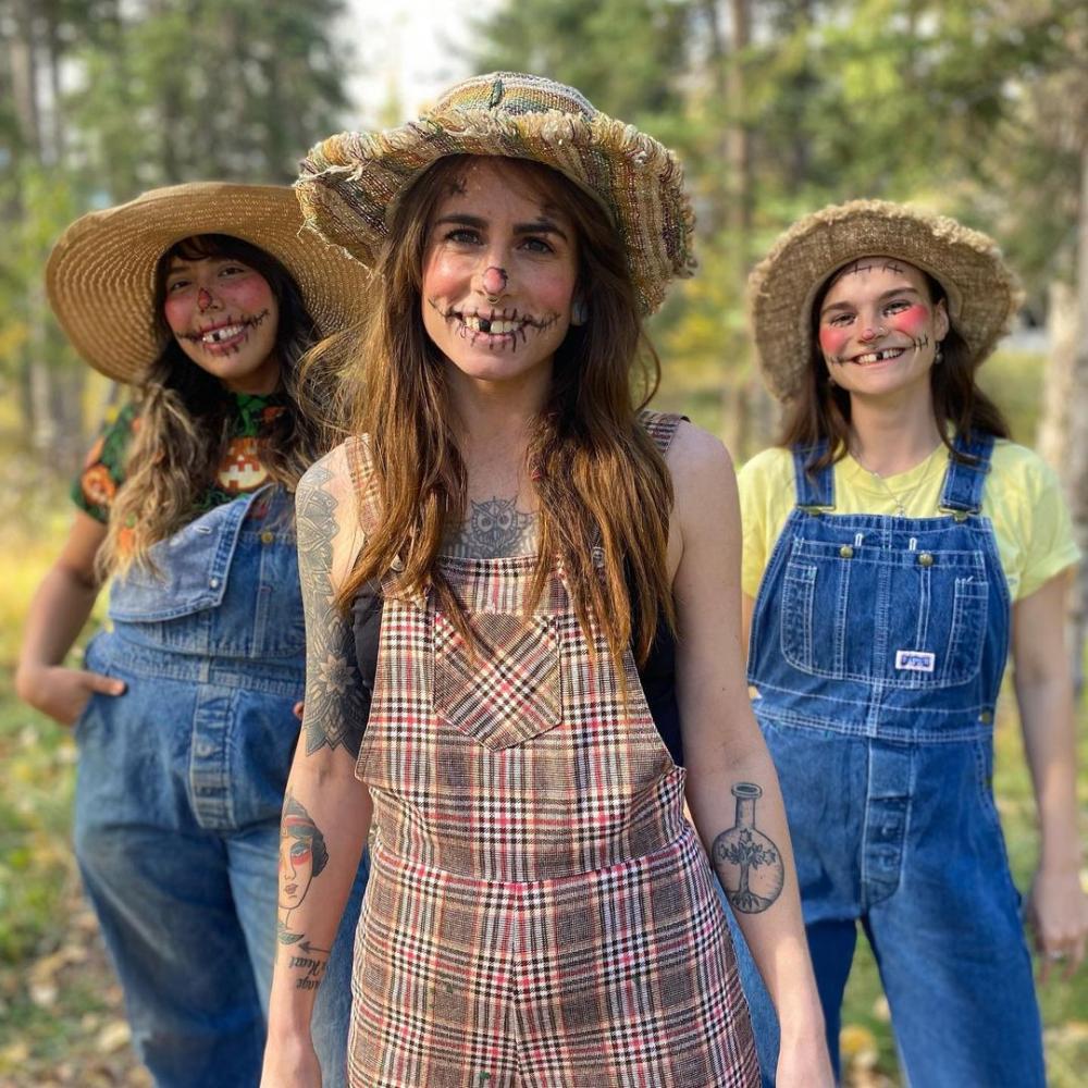 Scarecrows easy group halloween costumes 