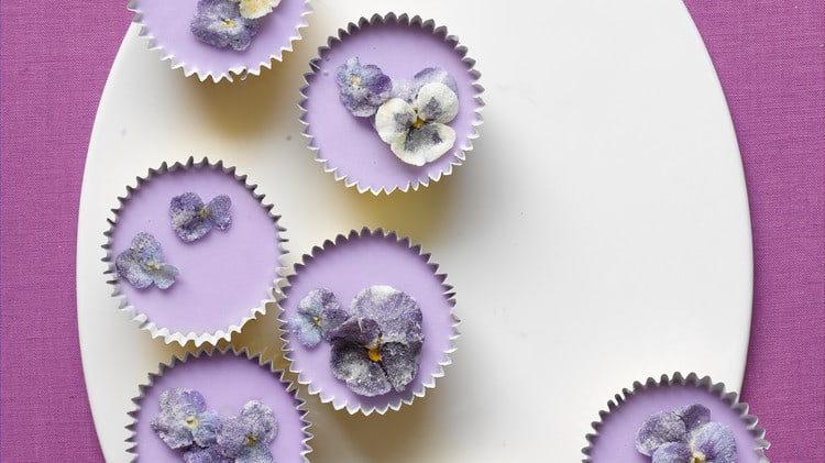 Spring cupcakes with sugared flowers
