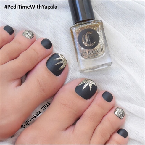 Starburst toe nail design