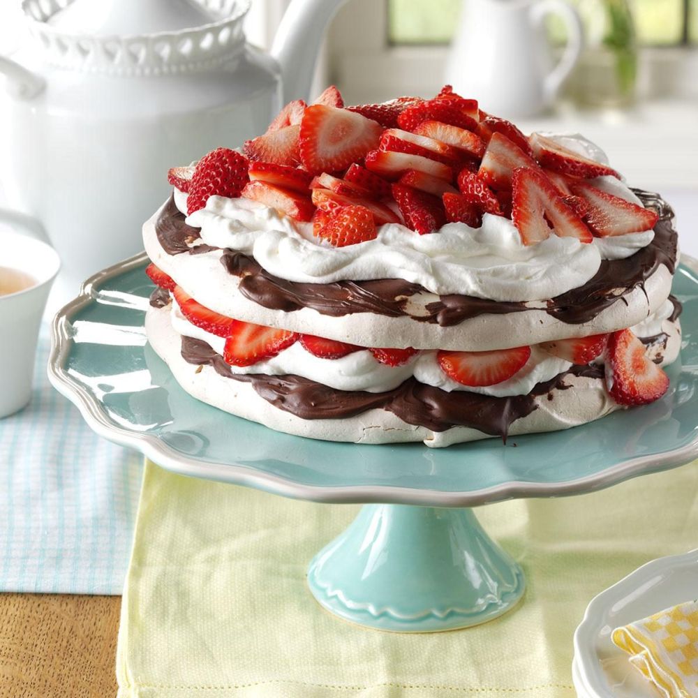 Strawberry chocolate meringue torte