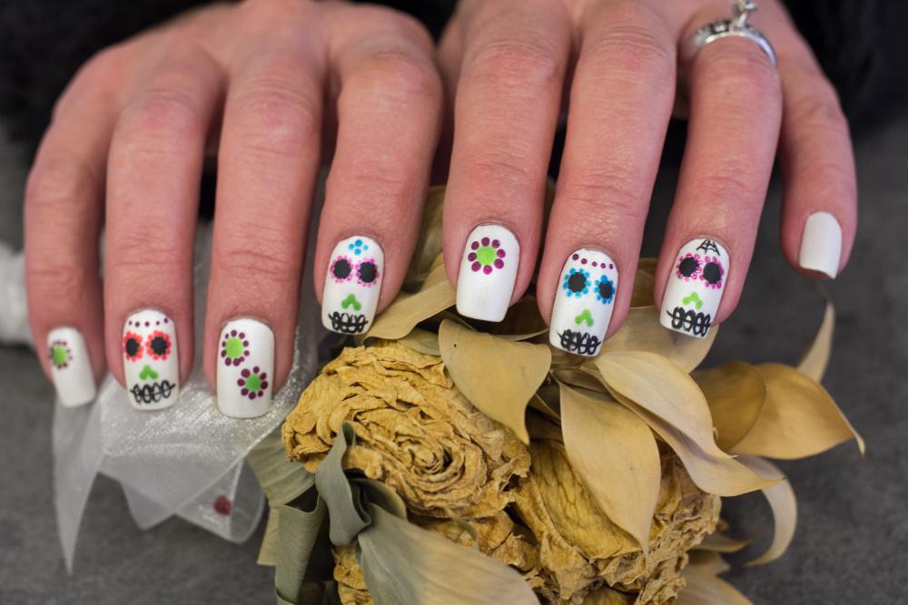 Sugar skull halloween nail art designs 