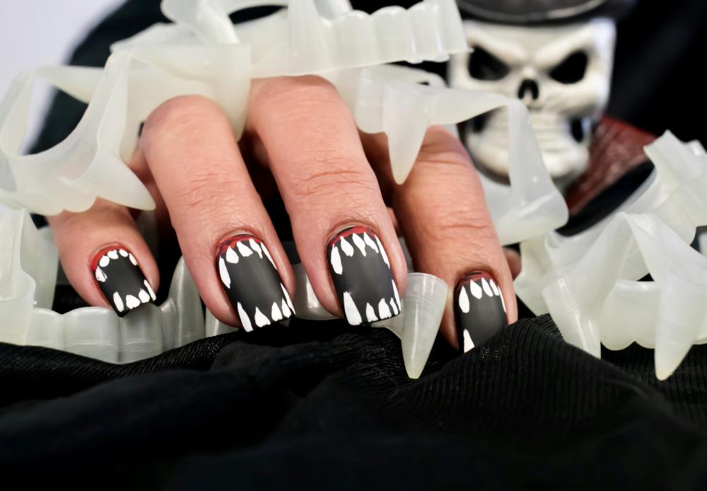 Vampire teeth creepy halloween nails