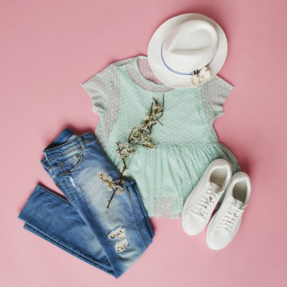 Veiled shirt with jeans and white sneakers