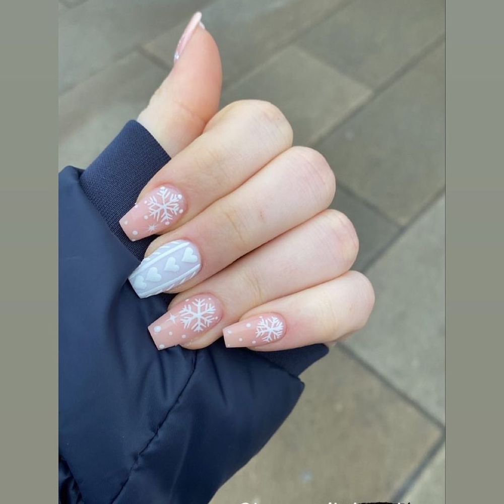 Winter embroidery valentine's day nails