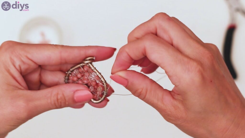 Wire heart with beads (22)