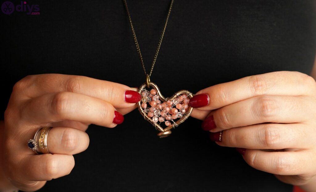 Wire heart with beads photos (1)