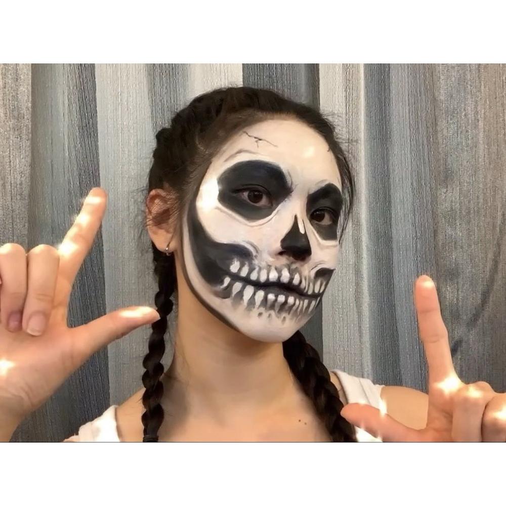 Women's skeleton makeup 