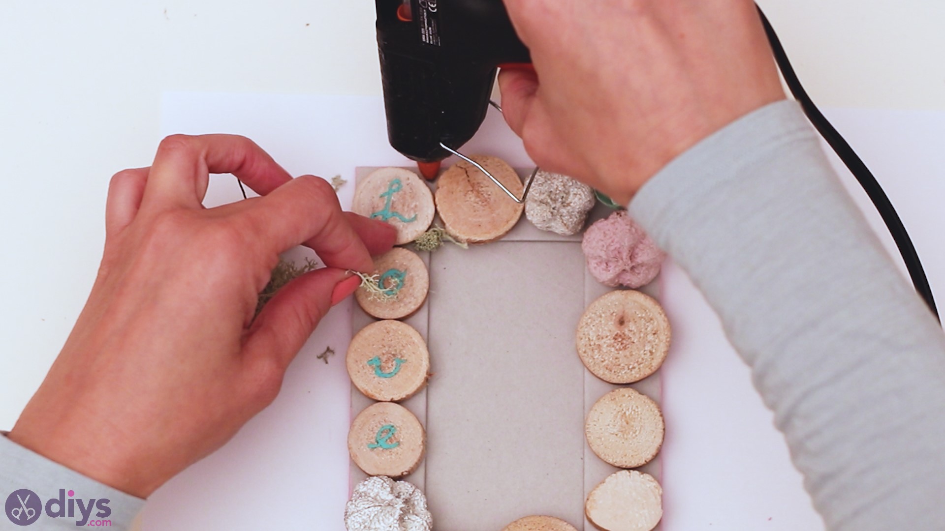 Wooden photo frame (22)