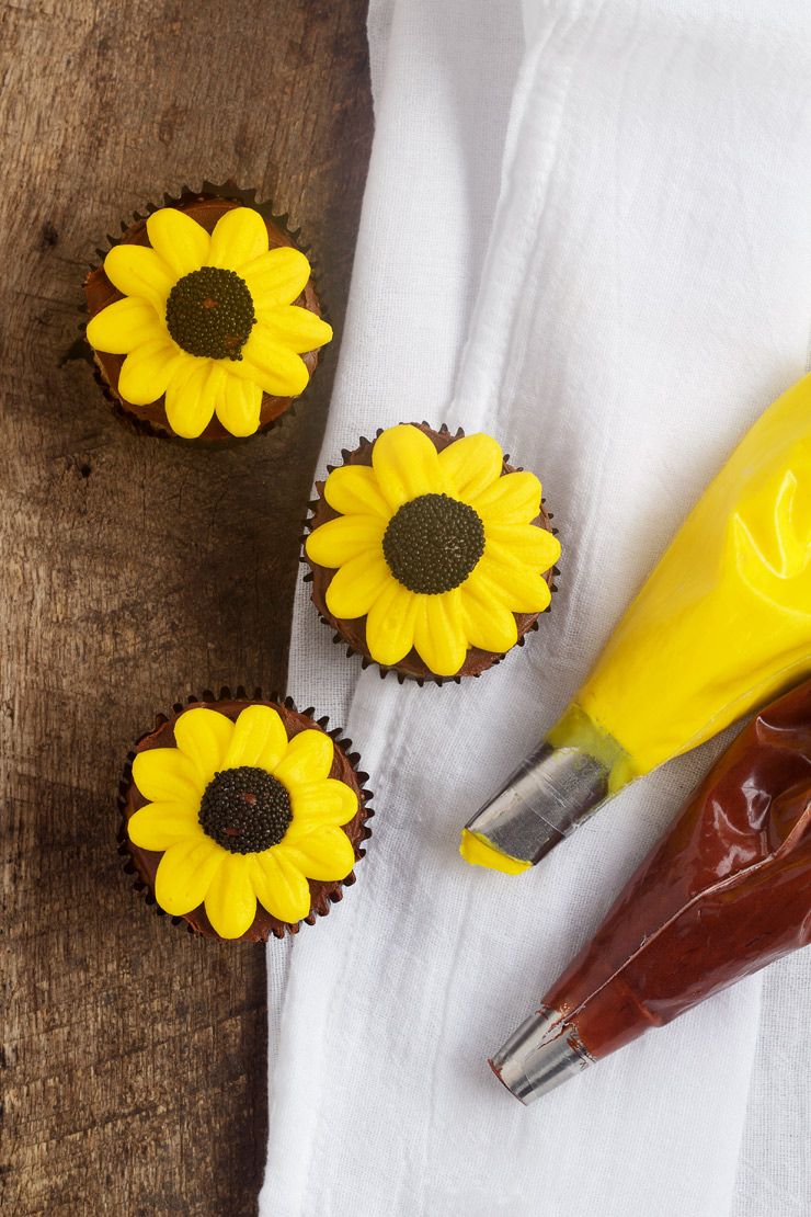 Yellow daisy cupcakes