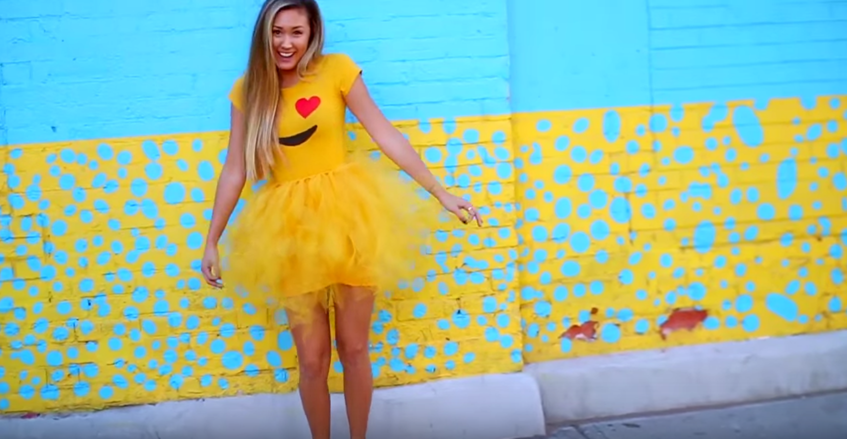 Heart eyes emoji costume